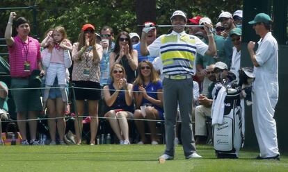 Bubba watson muerde el palo después de que se acercara a un hoyo en el 16. 