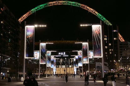 El estadio Wembley, hogar de la selección inglesa en Londres (Reino Unido), iluminado en honor al exfutbolista brasileño. 