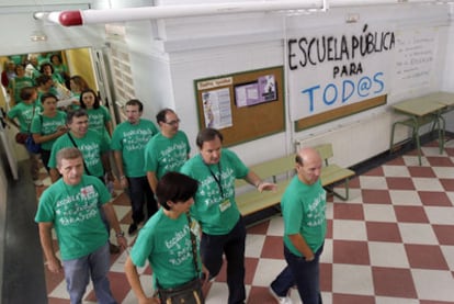 Teachers at the Duque de Rivas school, sporting green t-shirts with protest slogans.