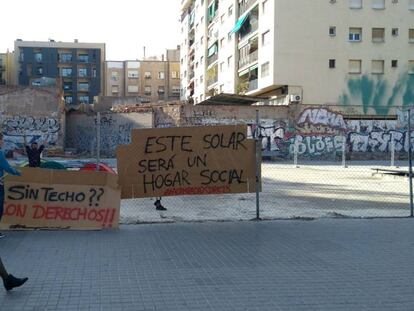 Algunos de los campistas en el solar donde prosigue la protesta