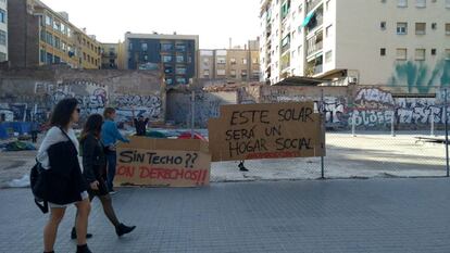 Algunos de los campistas en el solar donde prosigue la protesta