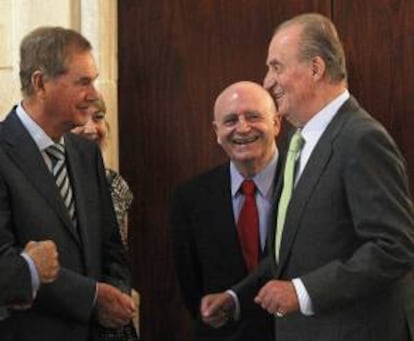 El rey Juan Carlos bromea con Abel Matutes  (2d), y Gabriel Escarrer, presidente de Meli Hotels Internacional (i), durante una audiencia, hoy,  a los miembros de la Junta Directiva de la Federacin Hotelera de Mallorca.