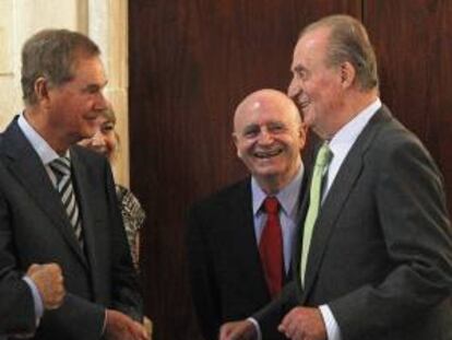 El rey Juan Carlos bromea con Abel Matutes (2d), y Gabriel Escarrer, presidente de Meliá Hotels Internacional (i), durante una audiencia, hoy, a los miembros de la Junta Directiva de la Federación Hotelera de Mallorca.