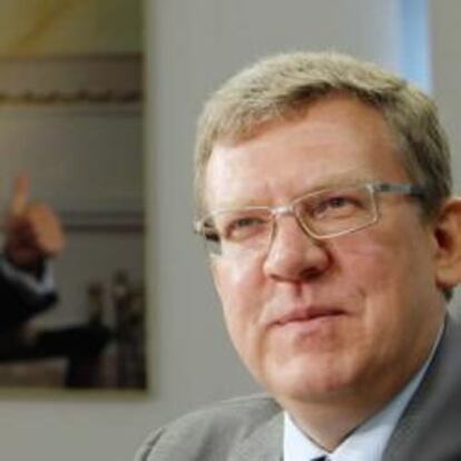 Kudrin, hasta ahora ministro de Finanzas ruso, junto a un retrato de Dimitri Medvédev