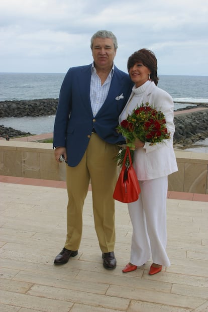 La actriz Concha Velasco, junto a su marido, Paco Marsó, durante su homenaje en el festival de cine de Las Palmas, en 2003.