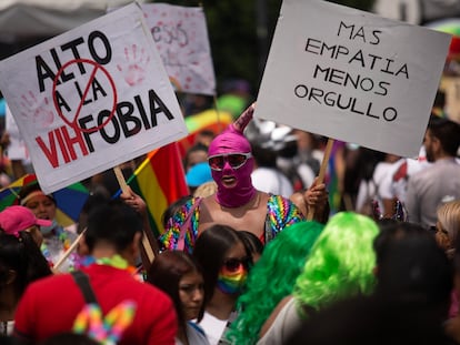 Una persona sostiene carteles durante el Desfile del Orgullo LGBTQ+, en Ciudad de México, el 25 de junio de 2022.