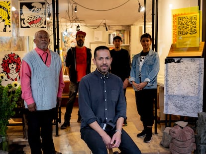 Juanpablo Avendaño frente a la galería que dirige en la colonia Roma, detrás de él los artistas Jesús Alcántara, Fernando Caridi, José Flores y Laura Marín.