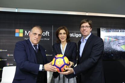 Javier Tebas, presidente de LaLiga, Pilar López, presidenta de Microsoft Ibérica y Sebastián Lancestremère, director general de Microsoft Sports.