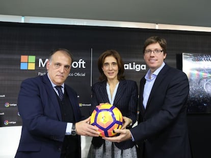 Javier Tebas, presidente de LaLiga, Pilar López, presidenta de Microsoft Ibérica y Sebastián Lancestremère, director general de Microsoft Sports.