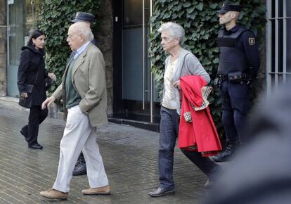 Jordi Pujol i Marta Ferrusola sortint de casa seva a Barcelona.