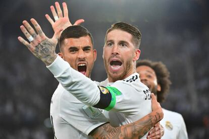 Sergio Ramos (d), celebra con Daniel Ceballos el tercer gol del Real Madrid.