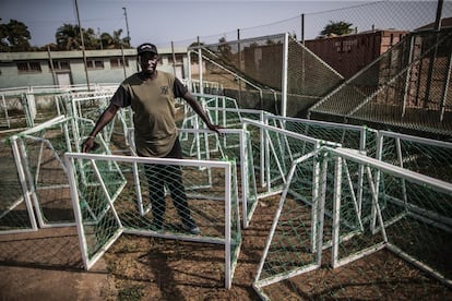 La venta de las porterías que fabrica en el campo, le sirve a Seidi para financiar su escuela de fútbol. De momento, las comercializa en Guinea Bissau, pero no descarta empezar a exportar