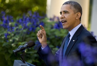 US President Barack Obama speaks about the Affordable Care Act, the new healthcare laws, alongside healthcare professionals and people affected by the new legislation, in the Rose Garden of the White House in Washington on October 21, 2013.    AFP PHOTO / Saul LOEB