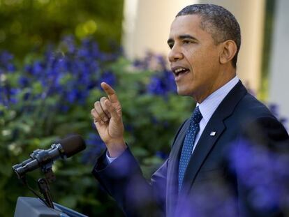 US President Barack Obama speaks about the Affordable Care Act, the new healthcare laws, alongside healthcare professionals and people affected by the new legislation, in the Rose Garden of the White House in Washington on October 21, 2013.    AFP PHOTO / Saul LOEB