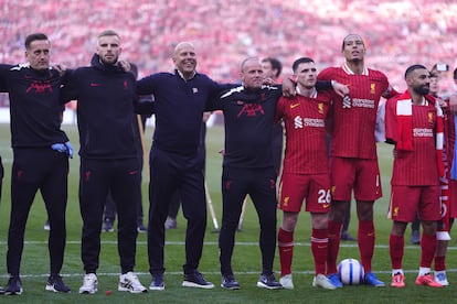 Arne Slot, tercero desde la izquierda, celebra el título con técnicos y jugadores este domingo en Anfield.