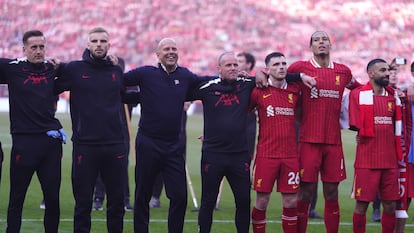 Arne Slot, tercero desde la izquierda, celebra el título con técnicos y jugadores este domingo en Anfield.