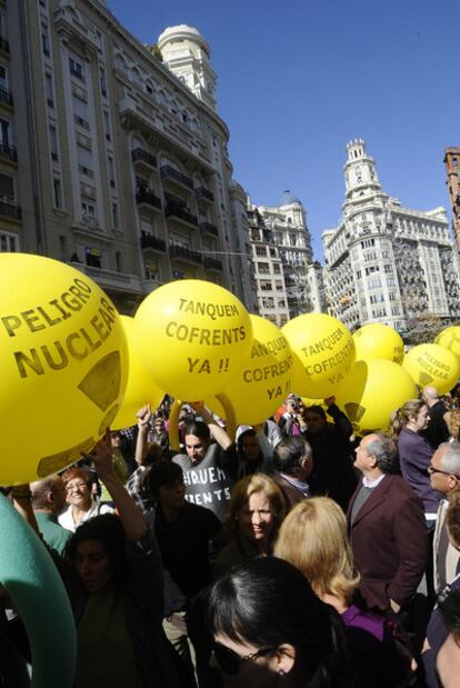 Los militantes ecologistas acudieron a la <i>mascletà armados</i> de gigantescos globos amarillos.