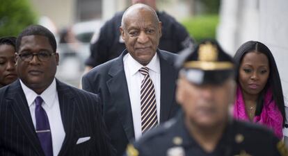 El cómico estadounidense Bill Cosby llega a la corte de Norristown, donde se enfrenta a su primer juicio por abusos sexuales.