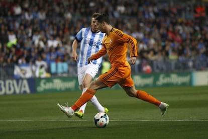 Cristiano Ronaldo conduce el bal&oacute;n ante Camacho