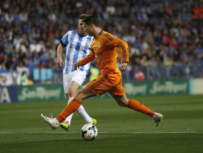 Cristiano Ronaldo conduce el bal&oacute;n ante Camacho
