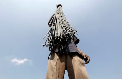 Una persona sujeta varias mechas, utilizadas para la confección de petardos, en una fábrica de Ahmedabad (India), antes del festival Diwali (festival hindú de las luces).