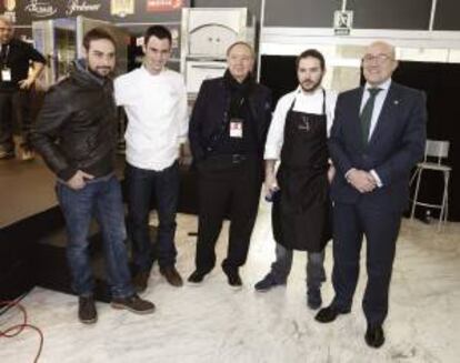 (De izq. a dcha.) El chef Miguel Ángel de la Cruz; el productor de quesos Rubén Valbuena; el crítico gastronómico José Carlos Capel; el cocinero Pablo Montero; y el presidente de la Diputación de Valladolid, Jesús Julio Carnero, posan hoy en el certamen Gastronómico Madrid Fusión.