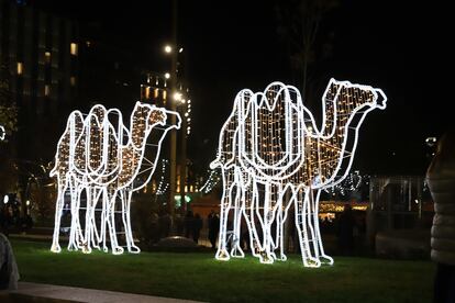 Detalle de dos camellos iluminados en los jardines de la Plaza España.