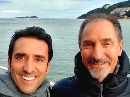 Xabi Uribe-Etxebarria y Tom Gruber en una visita reciente a la reserva de la biosfera de Urdaibai (Bizkaia)