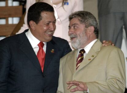 El presidente de Brasil, Luiz Inácio Lula da Silva (derecha), charla con el de Venezuela, Hugo Chávez.