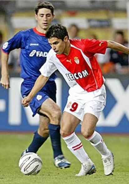 Saviola protege el balón ante Víctor.