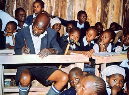 Joseph Stephen Kimani Nganga Maruge fotografiado durante una de sus clases en 2004.