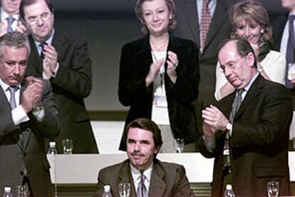 José María Aznar recibe los aplausos de los dirigentes del partido tras finalizar el discurso en el que ratificó que no volverá a ser candidato a La Moncloa.