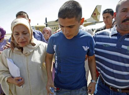 Mohamed con su madre a la llegada del aeropuerto de Tetuán. La familia transporte el féretro del pequeño Ryan.