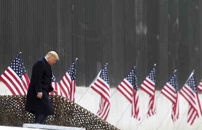 El presidente Donald Trump baja los escalones antes de un discurso cerca de una sección del muro fronterizo en El Álamo, Texas.