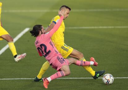 Isco y Cala luchan por el balón.