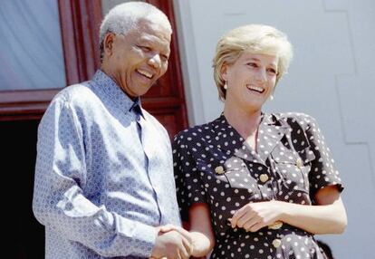 La princesa amb el president de Sud-àfrica, Nelson Mandela, a Ciutat del Cap, el 1997.