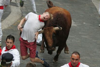 Encierro largo y complicado. Uno de los torosse ensañó con un corredor al que corneó repetidamente en la calle Estafeta. En total, cuatro heridos por asta de toro y varios contusionados.