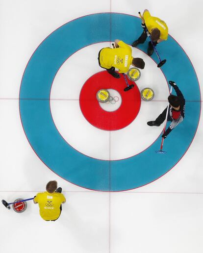 Niklas Edin, Oskar Eriksson y Christoffer Sundgren de Suecia y Changmin Kim de Corea del Sur en acción durante la competición masculina de Curling en los juegos olímpicos de invierno de Pyeongchang (Corea del Sur).