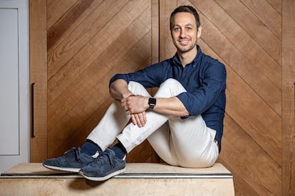 Jaime Rodríguez de Santiago, director general de Airbnb en España y Portugal, fotografiado en Mr. Fox Studio en Madrid