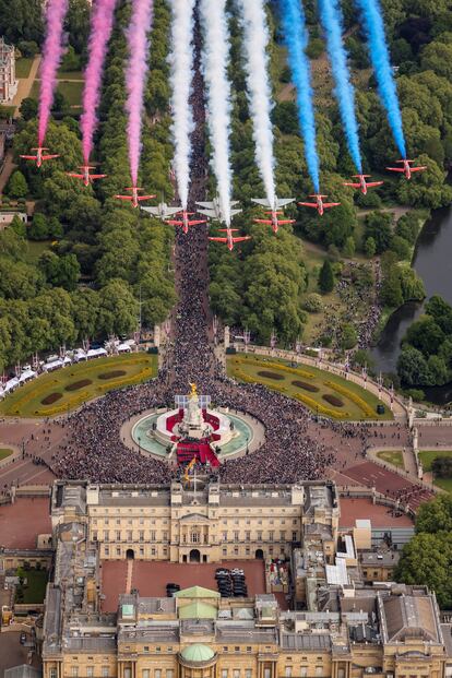 Ya reunidos en el balcón del Palacio de Buckingham, arropados por miles de ciudadanos que han salido a celebrar a las calles de Londres, la familia real ha presenciado el desfile aéreo de los Red Arrows (la escuadrilla acrobática de la RAF).