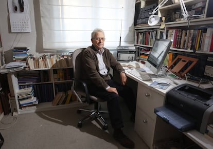 El historiador Santos Juliá, en el despacho de su casa de Madrid.