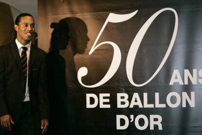 Ronaldinho, ante el cartel del cincuentenario del trofeo.