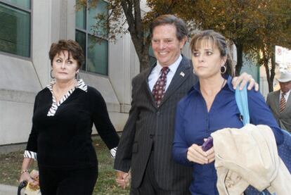 Tom DeLay junto a su mujer y su hija a la salida de la última vista del juicio en la que ha sido declarado culpable.