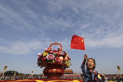 Una niña china sobre los hombros de su padre en la celebración del Día Nacional de China en la plaza de Tiananmen en Pekín el 1 de octubre.
