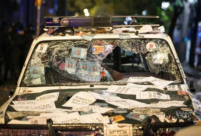 One of the Civil Guard vehicles damaged by protestors in Barcelona on Wednesday night. Click on image for photo gallery (Spanish captions).