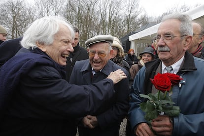 Jorge Semprún saluda a Virgilio Peña y Vicente García en el antiguo campo de concentración de Buchenwald.