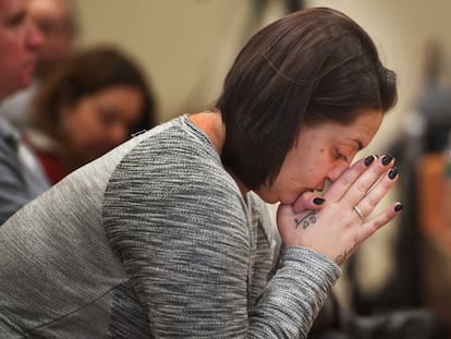 Erica Lafferty, hija de la fallecida directora de la escuela Sandy Hook, escucha el testimonio grabado de uno de los demandantes del juicio contra Alex Jones, este 12 de octubre.