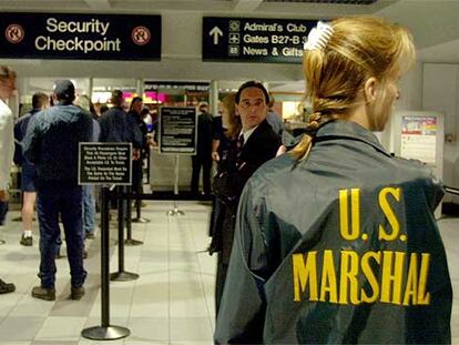 Una agente de policía estadounidense vigila una zona del aeropuerto de Logan, en Boston.