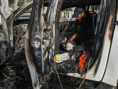 Un hombre examina el interior del coche destrozado del convoy de la ONG World Central Kitchen, tras un ataque israelí en el sur de Gaza.