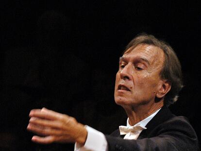 Claudio Abbado dirige la <i>Segunda sinfonía</i> de Mahler en el Festival de Lucerna en 2003.